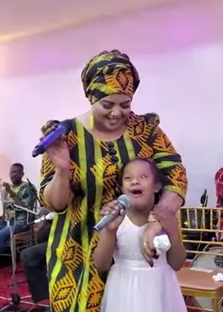 بالفيديو.. (شاهده أكثر من 3 مليون) تفاعل "ندى القلعة" مع طفلة صعدت إليها على المسرح تحصد آلاف التعليقات 1 ندى طفلة