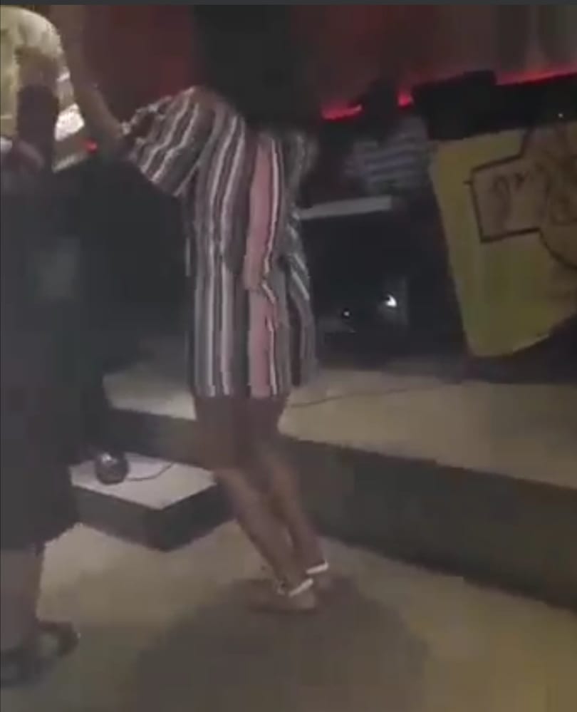 ترقص بملابس فاضحة