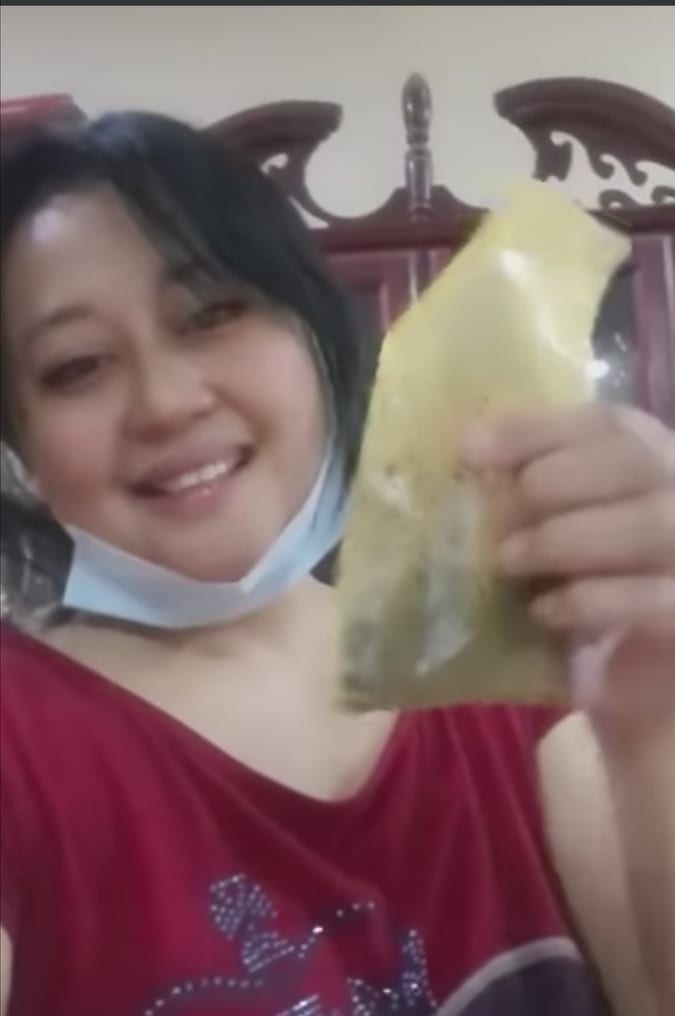 شاهد بالصورة والفيديو.. حسناء أجنبية فائقة الجمال ترفع كيس "التمباك" السوداني وتكشف عن تسببه في مقتل أحد المخلوقات وتقول: (لو سفيت الصعوط معناها سوف أموت) 10 حسناء التمباك