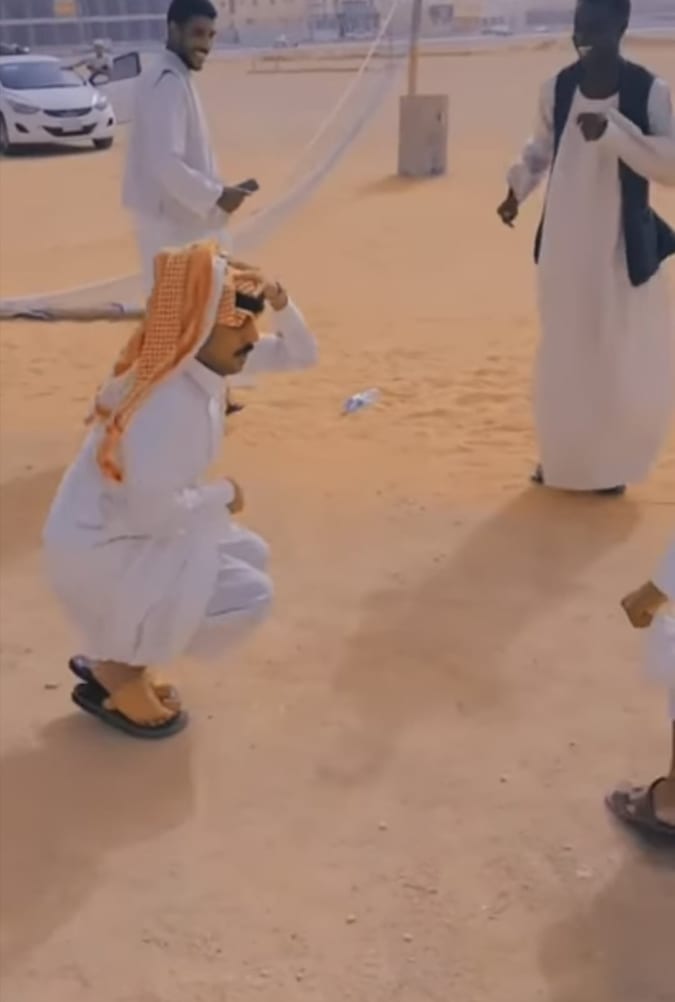 سعودي يرقص سوداني