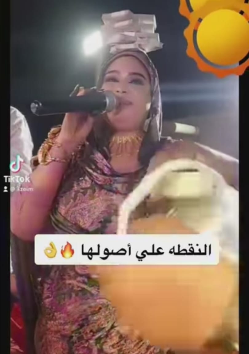 شاهد بالصورة والفيديو.. شبيهة الفنانة ندى القلعة تحمل "رزم" هائلة من أموال النقطة على رأسها خلال حفل غنائي ومتابعون: (دي النقطة على أصولها) 10 شبيهة ندى القلعة