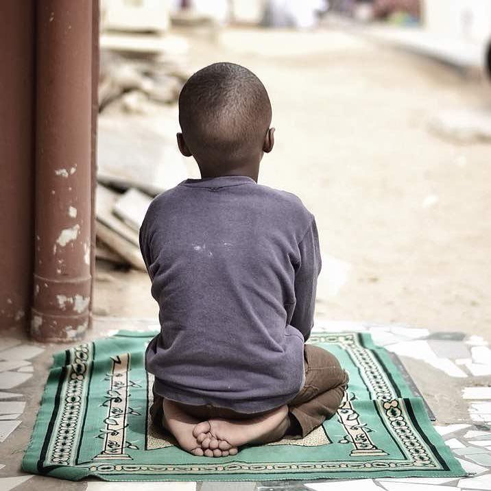 شاهد بالفيديو.. طفل سوداني يصر على صلاة ركعتين قبل لحظات من دخوله غرفة العمليات لإجراء عملية إزالة ورم سرطاني من الرأس.. ومفاجأة كبيرة حدثت بعد العملية 10 طفل يصلي