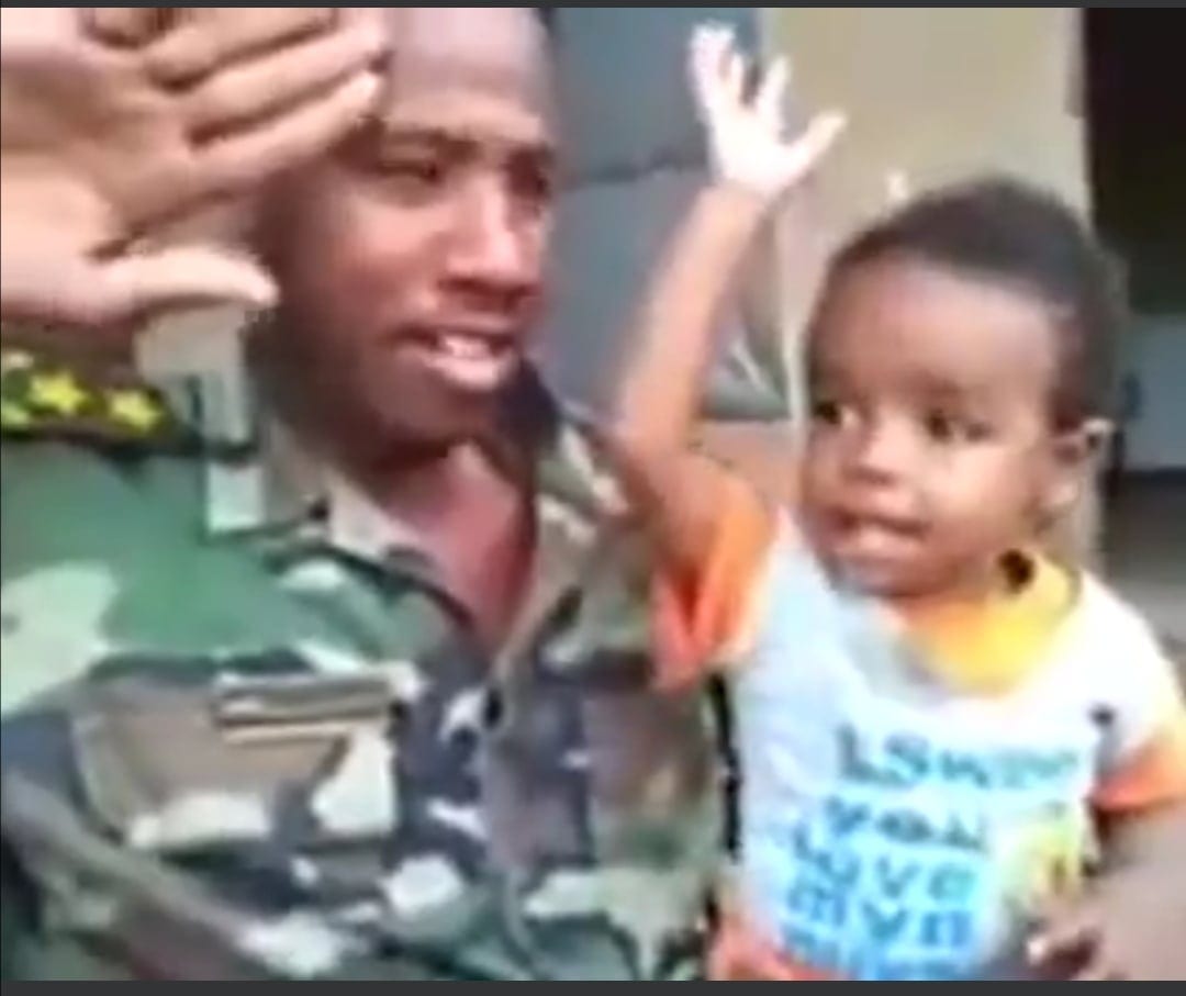 شاهد بالصورة والفيديو.. طفل سوداني صغير يقلد والده ضابط الجيش في الخطابات العسكرية ويحصد مئات الاعجابات 10 طفل يقلد والده