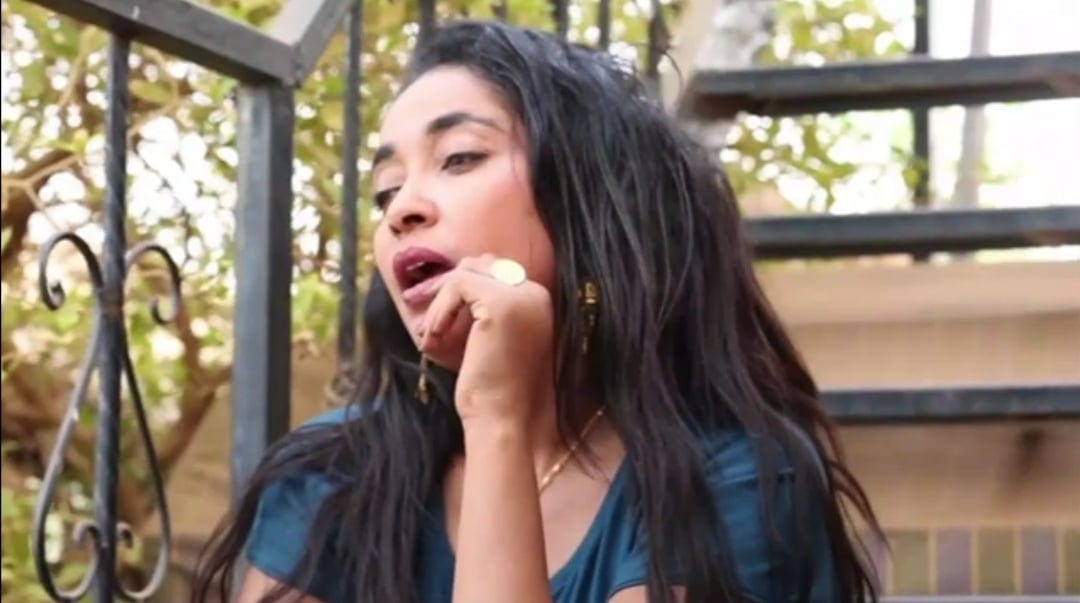 شاهد بالصورة والفيديو.. فنانة سودانية تثير ضجة واسعة بطرحها لكليب مثير للجدل.. تظهر في غرفة النوم بقميص البيت القصير ومحبوبها يصغرها بمراحل 10 فيديو كليب جديد