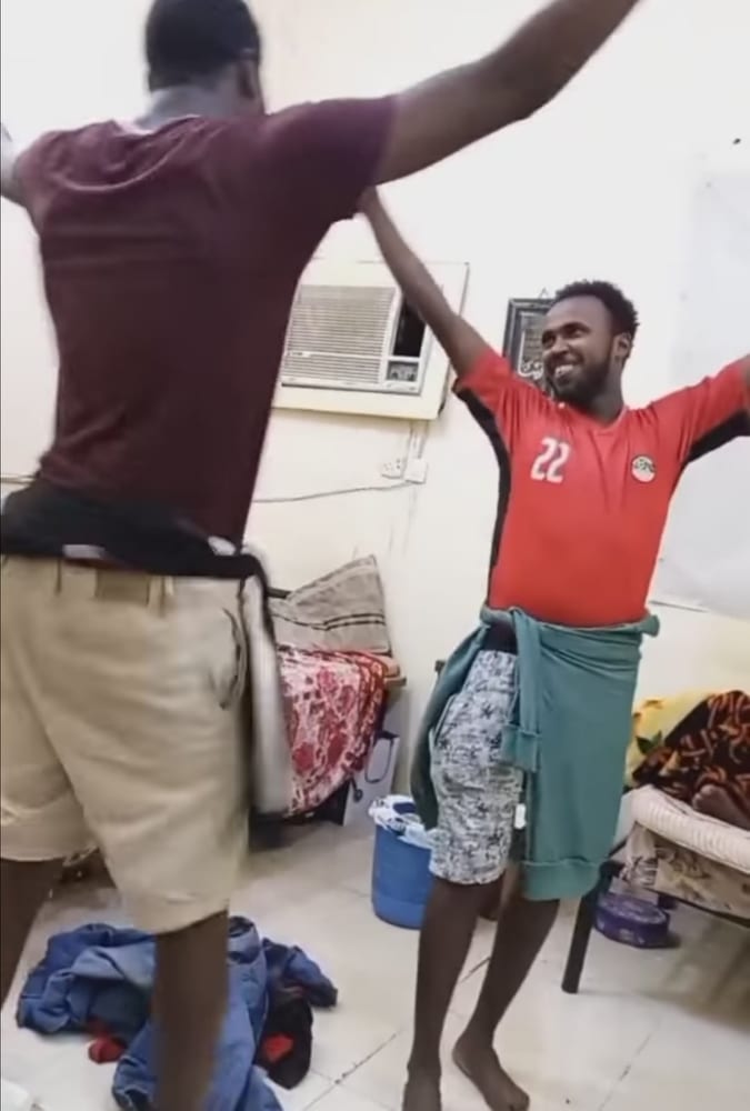 شاهد بالفيديو.. مغترب سوداني يقدم وصلة رقص على أنغام (اه ونص) يثير موجة من الضحك على مواقع التواصل ومتابعون (بختكم يا المغتربين ناس أفراحها زايدة وناس في البلد يتألموا) 10 مغترب