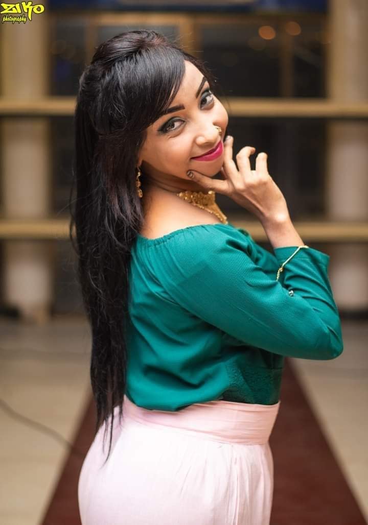 شاهد بالفيديو.. من داخل سيارتها الفارهة الفنانة السودانية نون العنكبوتة تقدم فاصل من الرقص المثير احتفالاً بسفرها لمدينة دبي 10 نونة العنكبوتة