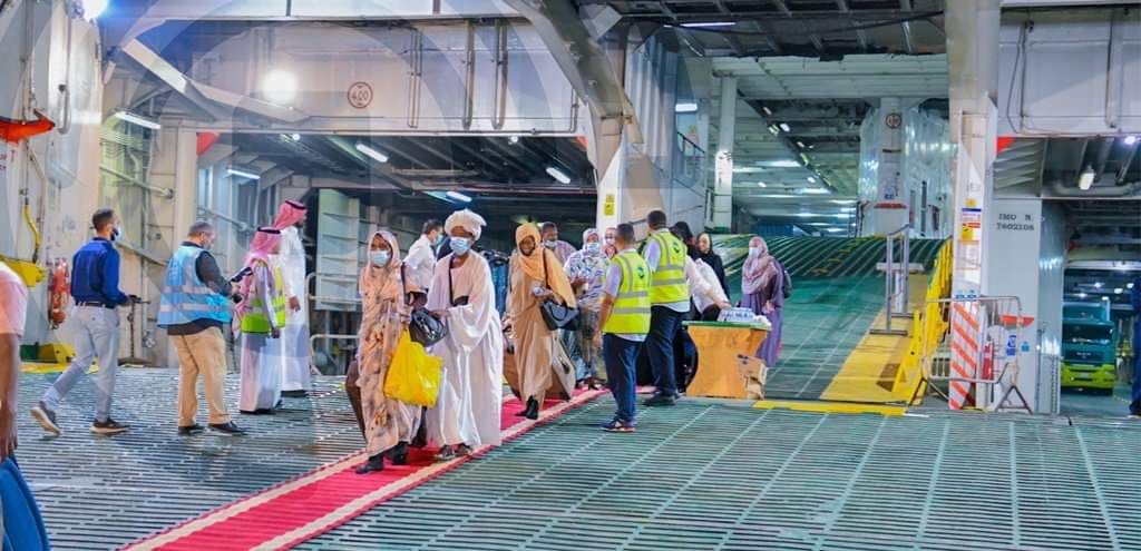 أول فوج لحجاج السودان إلى ميناء جدة الإسلامي بـ1161 حاجاً 10 FB IMG 1655371560387