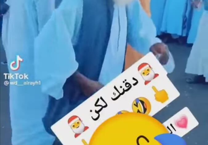 شاهد بالفيديو.. لحيته الكبيرة تصنع الحدث.. شيخ سوداني يقدم فاصل من الرقص الطريف ومتابعون (بالغت يا أب دقن) 1 اب دقن