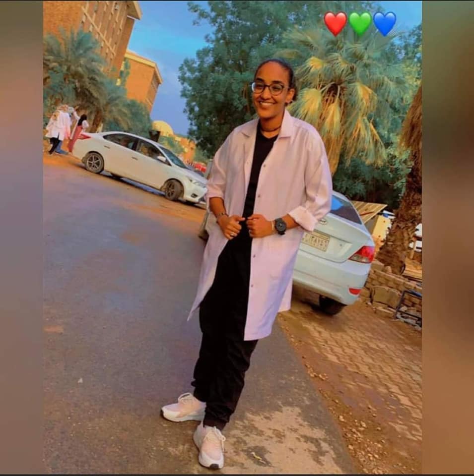 بالصور.. وفاة دكتورة سودانية شابة بعد أيام من تخرجها من كلية الطب ونجوم السوشيال ميديا ينعونها بالدموع 2 الطبيبة الراحلة2