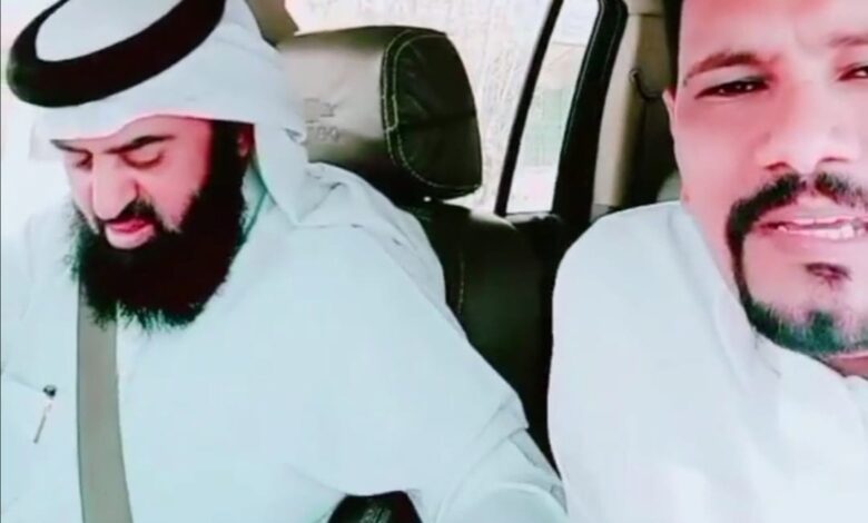 شاهد بالصورة والفيديو.. مغترب سوداني يهجو كفيله بأغنية أمامه ويخدعه "أنا بمدح فيك" ورواد مواقع التواصل يتفاعلون بالضحكات 1 الكفيل