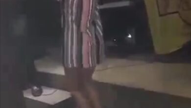 ترقص بملابس فاضحة