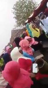 شاهد بالفيديو.. تراث جميل بإحدى المناطق السودانية.. النساء يغنين "تعال بالزلط يلا سوقني معاك" والرجال يتفاعلون برقصات مبتكرة 1 تعال بالزلط