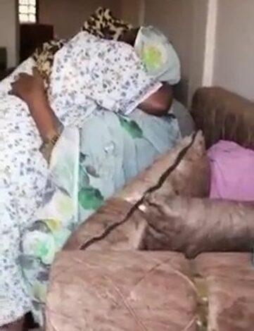 شاهد ردة فعل أم سودانية فاجأتها ابنتها بالتقديم لها للحج بعد أن ادخرت من دخلها لفترة طويلة 1 حجة