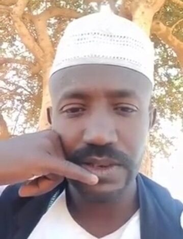 شاهد بالفيديو.. سوداني يقلّد المغترب عند اتصاله مع عائلته هاتفياً على نحو طرّيف 1 سوداني يثلد