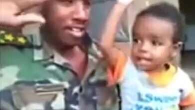 طفل يقلد والده