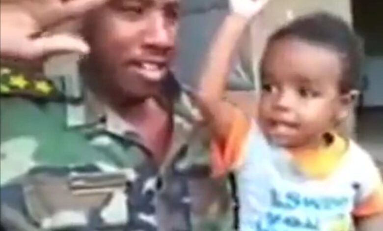 شاهد بالصورة والفيديو.. طفل سوداني صغير يقلد والده ضابط الجيش في الخطابات العسكرية ويحصد مئات الاعجابات 1 طفل يقلد والده