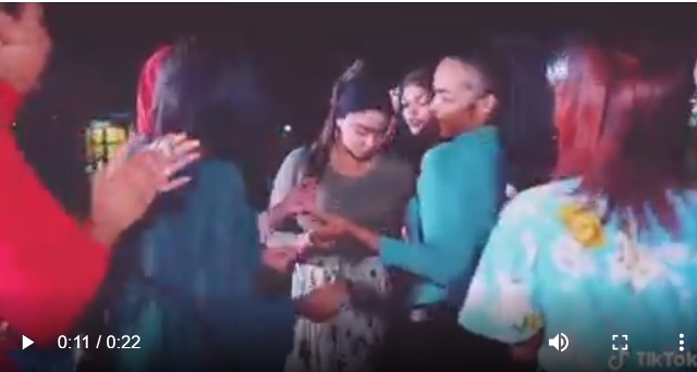 شاهد بالفيديو: مع وصلة رقص ساخنة.. مطربة تؤدي بلحن جميل أغنية نسبوها لـ اليوتيوبر "صلاح سندالة" 1 وصلة رقص