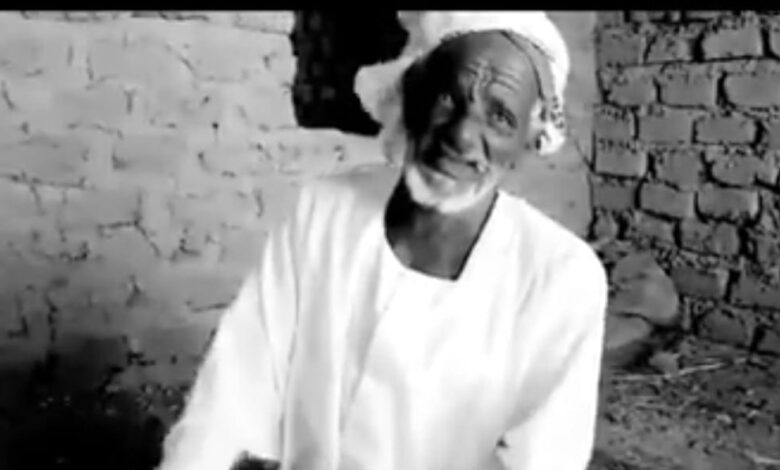 شاهد مقطع الفيديو الذي حصل على أعلى نسبة مشاهدات وتفاعلات.. رجل سوداني تقدم به العمر يغني ويمدح زوجته (أنا لو مت عافي ليك لا تحدي علي) 1 يمدح زوجته