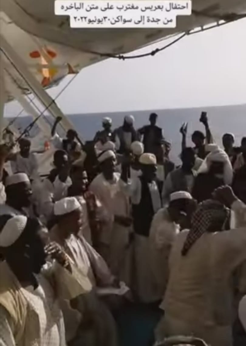 شاهد بالصورة والفيديو.. على طريقتهم الخاصة.. سودانيون يحتفلون بعريس مغترب تفاجأوا بوجوده معهم داخل باخرة متجهة إلى السودان 10 احتفال بعريس داخل باخرة