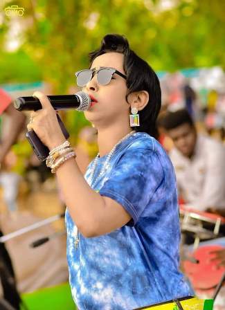 شاهد بالفيديو.. الفنانة السودانية نون العنكبوتة تثير ضجة إسفيرية غير مسبوقة بعد ظهورها وهي تغني داخل كافيه بــ"تشيرت" مثير و"برمودة" قصيرة وأموال النقطة تنهمر عليها 10 العنكبوتة