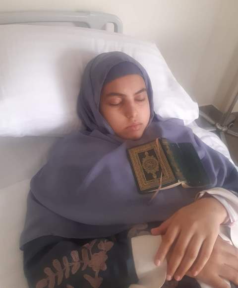 شاهد بالفيديو.. في مشهد مؤثر.. "الشيخ الحكيم" يغالب دموعه وهو بملابس الإحرام ينوي أداء عمرة عن ابنته المتوفية "حسناء" 10 حسناء الحكيم