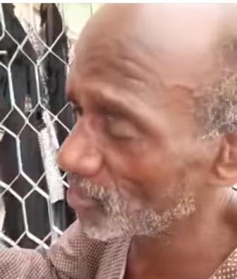 شاهد بالفيديو: مواطن سوداني بسيط يقبل صورة الملك سلمان وولي عهده محمد بن سلمان ويطلب منهما (..) 10 سوداني بسيط