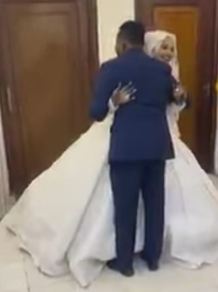 شاهد بالصورة والفيديو.. في ليلة زفافهما.. عروس سودانية تراوغ عريسها وترهقه قبل أن يقبض عليها ويبادلها الأحضان الرومانسية ومتابعون (العريس عنده صبر أيوب) 10 عرسان