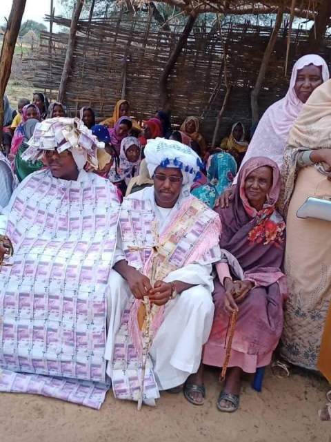 شاهد بالصورة: عريس سوداني يرتدي وشاحاً من الأوراق النقدية ابتهاجا بزفافه يحصد آلاف التعليقات 11 عريس قروش