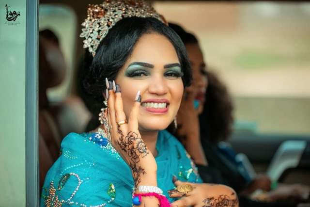 شاهد بالفيديو.. الفنانة إيمان أم روابة تشعل حفل زفاف الإعلامية ناهد الباقر وصديقات العروس يتجاوبن معها بفاصل من الرقص 10 ناهد الباقر