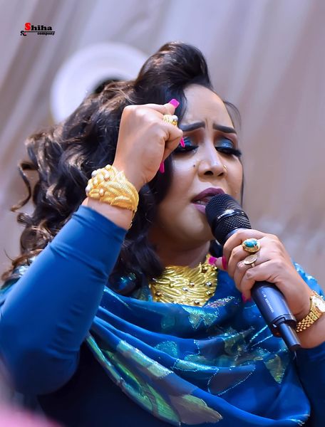 شاهد بالصورة والفيديو.. للمرة الثانية الفنانة هدى عربي تحصل على خاتم فخم من الذهب الخالص كهدية من والدة عروس أحيت لها حفل زفافها 11 هدى عربي نيو