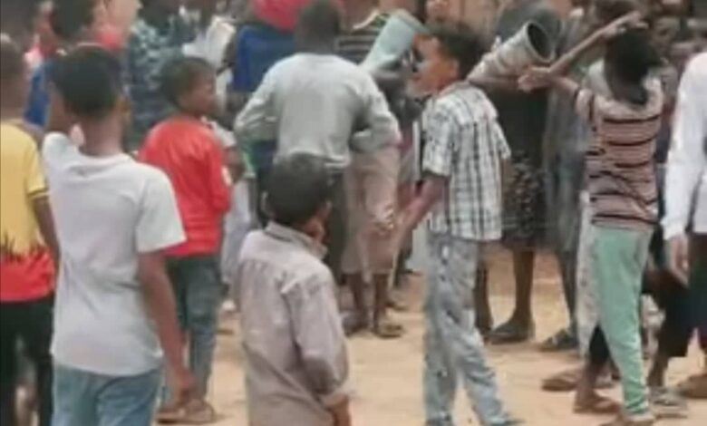 شاهد بالصورة والفيديو.. "العز أصحاب".. في مشهد مؤثر شباب بأحد الأحياء السودانية يزفون صديقهم المتفوق في امتحانات شهادة الأساس بالطبول والغناء ويحملونه على الأعناق 1 طالب متفوق