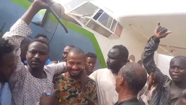 شاهد بالفيديو.. مواطنون يحيطون بكابتن الطائرة بعد سقوط طائرته بامدرمان مُهنئين له بالسلامة 1 كابتن سوداني