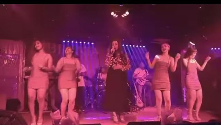 شاهد بالصورة: بأزياء قصيرة ومحذقة.. كورس نسائي يشعلن منصات التواصل برقصهن المثير 1 كورس سوداني