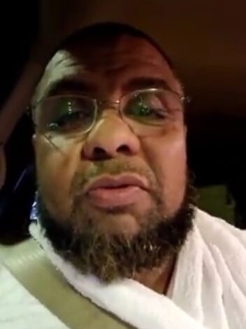 شاهد بالفيديو.. في وفاء نادر .. مواطن سعودي يؤدي شعيرة الحج عن سوداني متوفي زميله بالعمل 1 مواطن سعودي