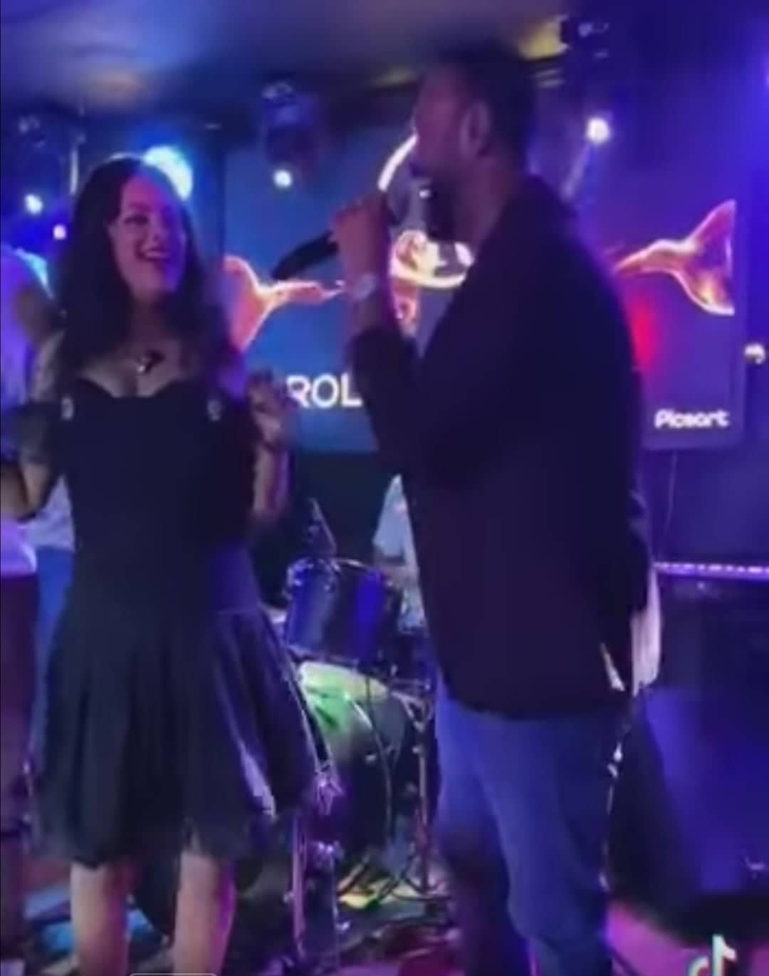 شاهد بالصورة والفيديو.. ما هي قصة الفتاة الحسناء التي ظهرت بفستان قصير وفاضح خلال تقديمها وصلة رقص مع الفنان البربري؟ 10 البربري وهايمونات