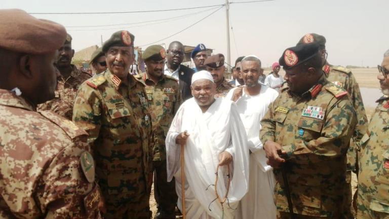 البرهان يتفقد مناطق السيول والأمطار بنهر النيل ويصدر توجيهات عاجلة 10 البرهان يتفقد المناطق المتأثرة بالسيول