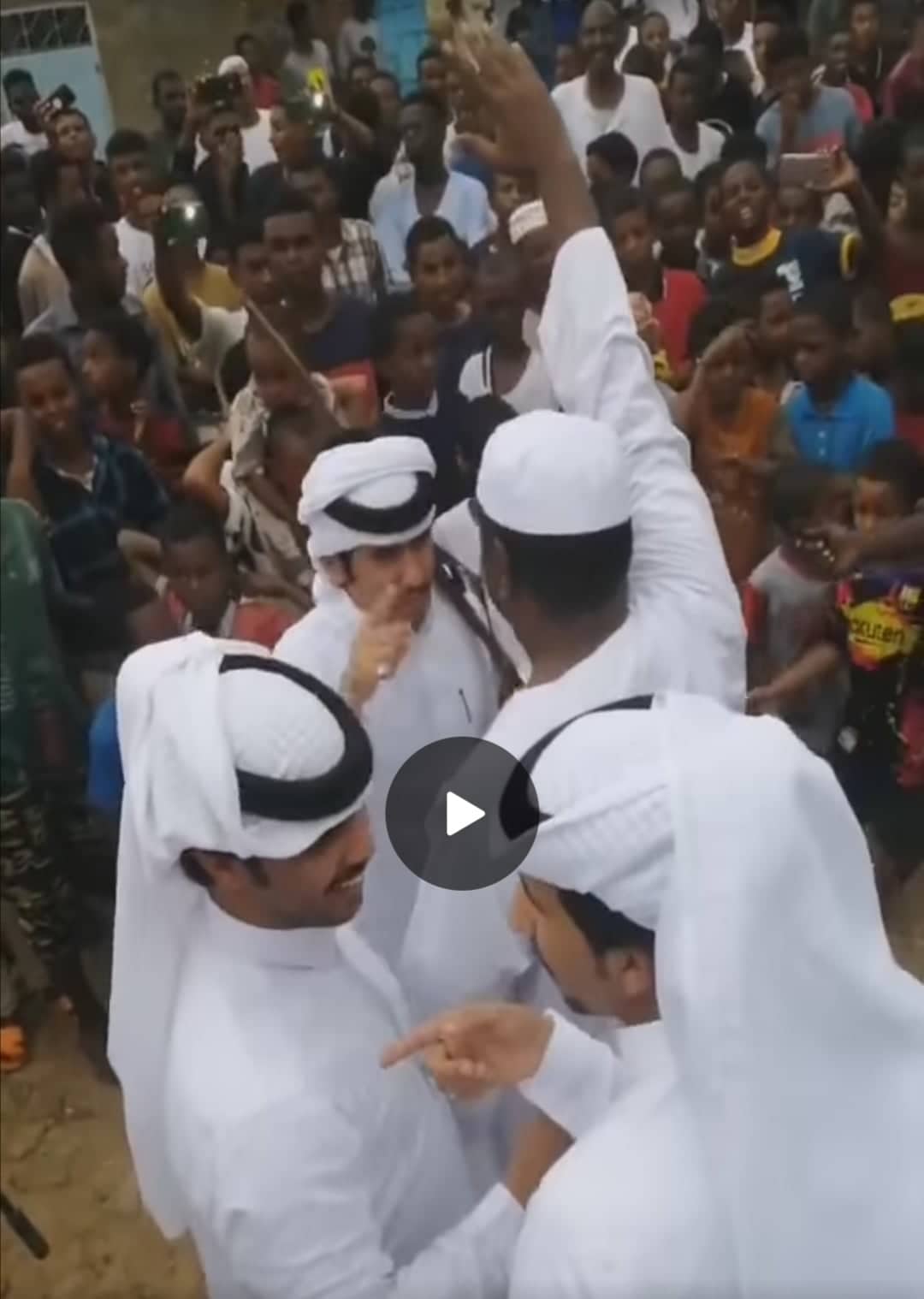 شاهد بالصورة والفيديو.. العز أصحاب.. في رحلة طويلة بالطيران والبر مواطنون خليجيون يحضرون خصيصاً ليشاركون صديقهم السوداني فرحه بإحدى القرى السودانية والإشادات تنهال عليهم 10 جليجيون