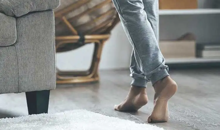 بالصورة.. رجل يعيش حياته حافي القدمين منذ وفاة زوجته.. هذه قصته 11 حافي القدمين