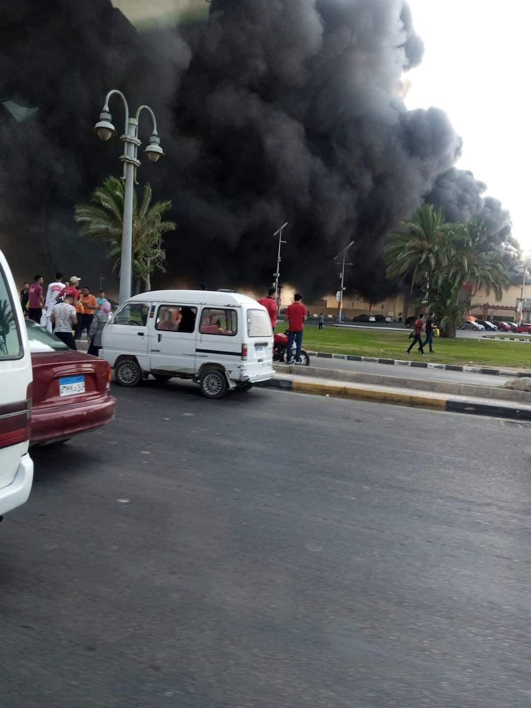 حريق ضخم في مركز تسوق شهير 10 حريق