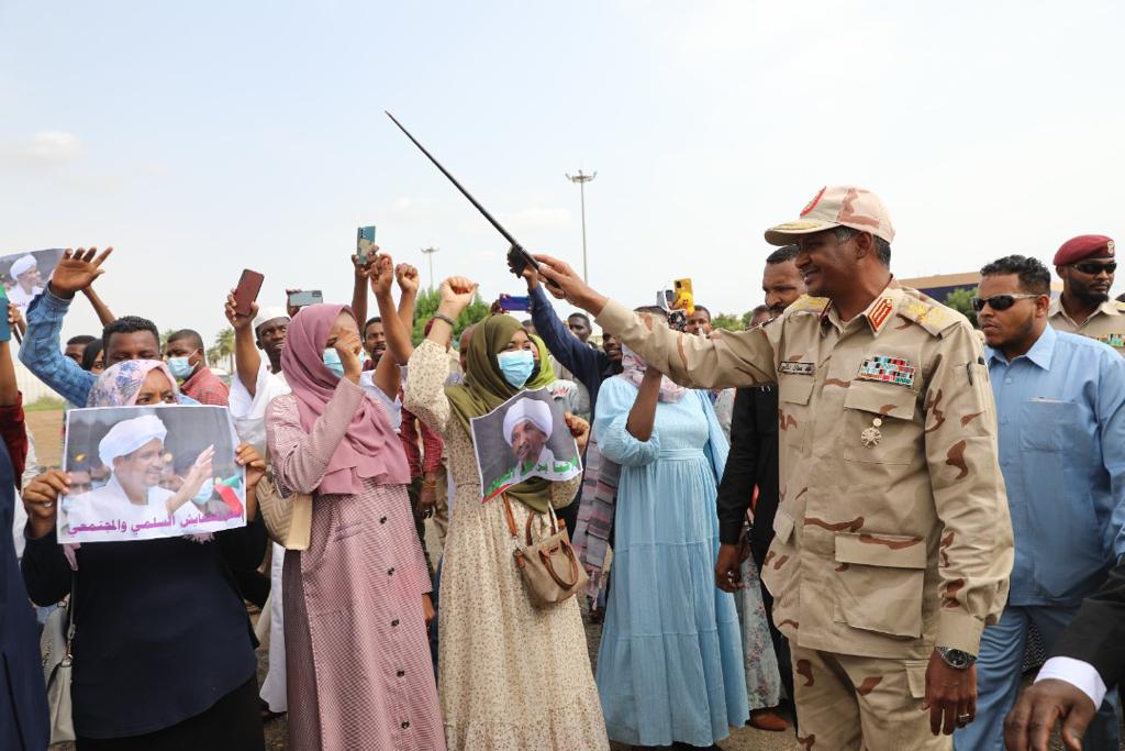حميدتي يعود إلى الخرطوم بعد قضاء 52 يوماً في دارفور 10 حميدتي مطار