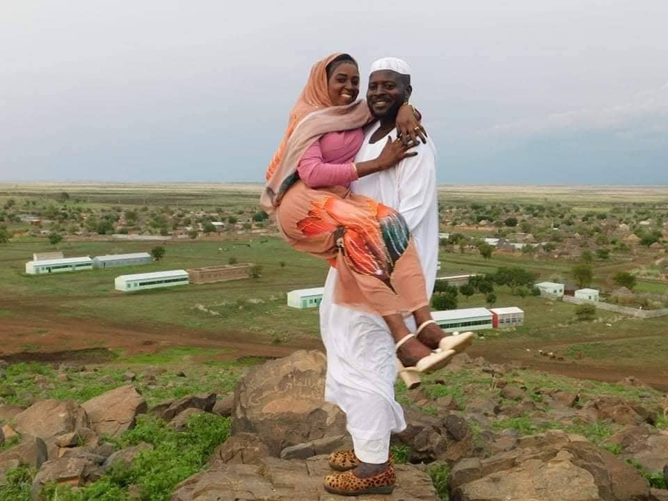 شاهد بالصورة.. الرومانسية السودانية تتواصل.. عريس سوداني يحمل عروسته بين يديه ويقف بها فوق جبل عالي في جو حريفي بديع ومتابعات (أن شاء الله راجلي يكون زيك) 11 سوداني يحمل زوجته