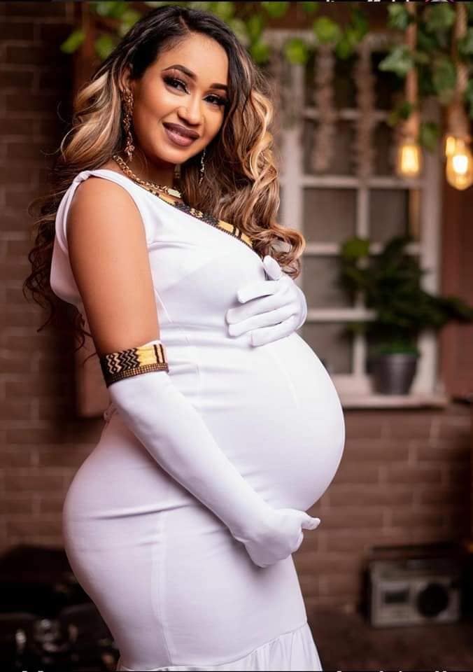 شاهد بالصور.. زوجة رجل أعمال سوداني شهير تشعل مواقع التواصل وتثير ضجة غير مسبوقة بعد ظهورها في جلسة تصوير وهي "حامل" وترتدي ملابس فاضحة 14 سيدة حامل