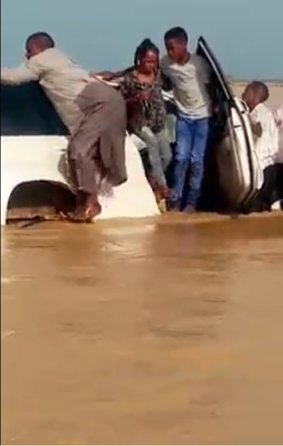 شاهد بالفيديو: لحظات عصيبة لطفلة كادت أن تغرق في سيول السودان 11 سيول