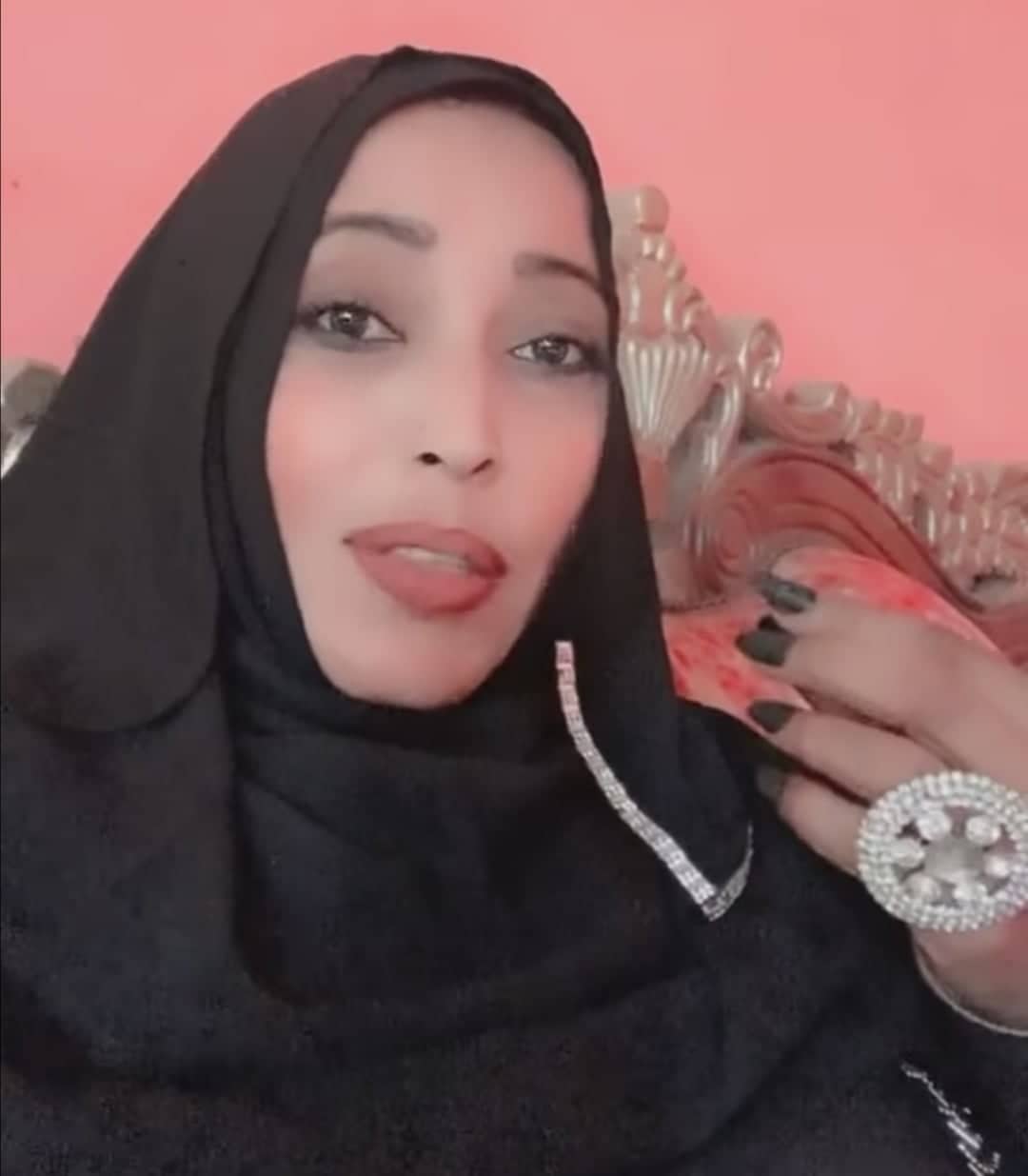 شاهد بالفيديو والصورة..أشادت بمجلس المهن الموسيقية.. فنانة سودانية تصف بعض المطربات بالطفيليات وتسخر من إيقافهم (يلا يا قونات الكواريك والبواريك أي واحدة تلزم ليها فريق) 10 فنانة تهاجم القونات