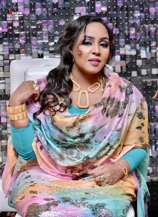 شاهد بالفيديو.. "أهدوا لها عقد ذهب".. لحظة استقبال المطربة السودانية هدى عربي بمدينة أسوان المصرية 10 هدى عربي