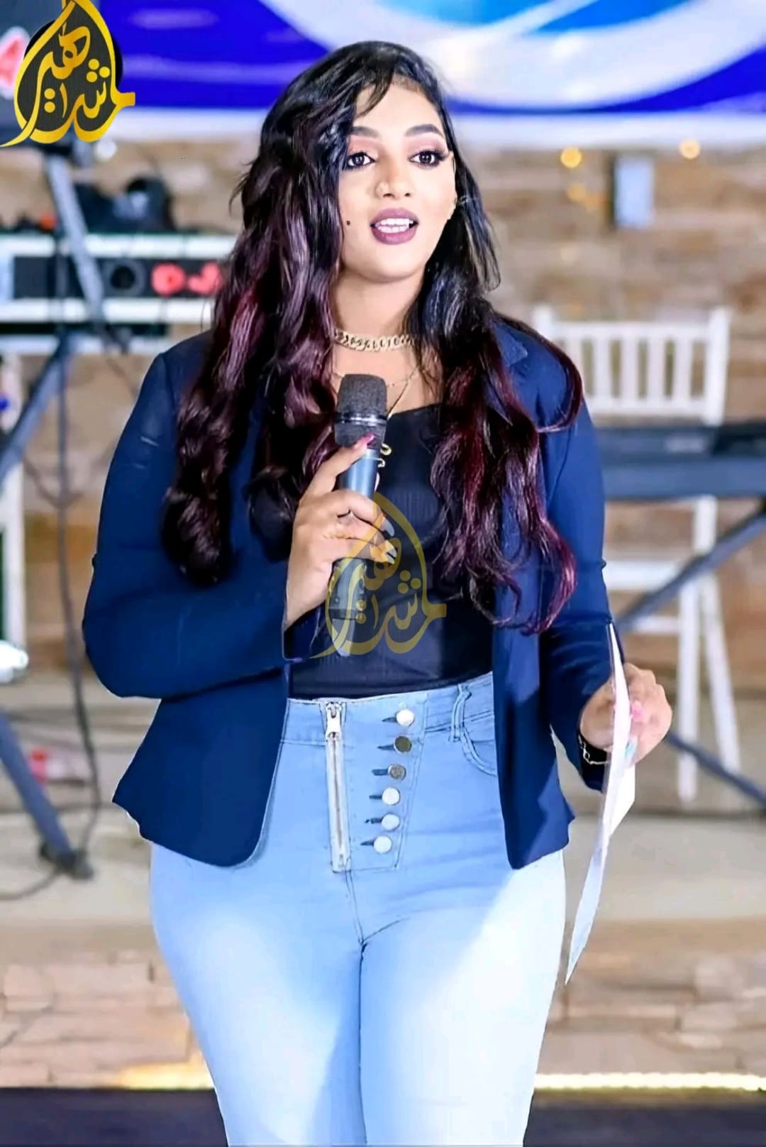 شاهد بالفيديو.. بأزياء مثيرة للجدل مذيعة سودانية معروفة تغني وترقص على أنغام (زولي بجيبو بالعروق وجاياك يا أب شرا) 10 هديل