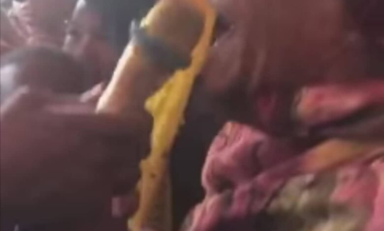 شاهد بالصورة والفيديو.. عجوز سودانية تشعل مواقع التواصل بالضحكات بعد تفاعلها مع أغاني الزنق والكتم في إحدى الحفلات وتصرخ متفاعلة (وي علي يا عوض) 1 300989549 616444603261359 2460127433657572120 n