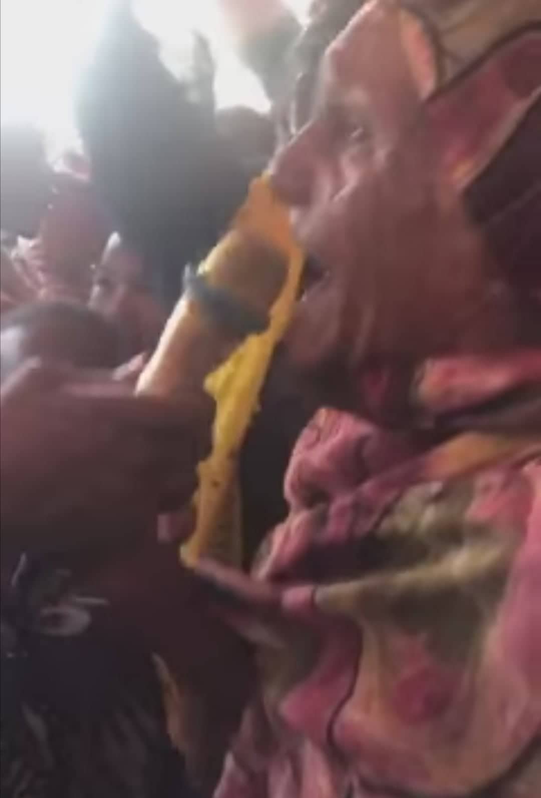 شاهد بالصورة والفيديو.. عجوز سودانية تشعل مواقع التواصل بالضحكات بعد تفاعلها مع أغاني الزنق والكتم في إحدى الحفلات وتصرخ متفاعلة (وي علي يا عوض) 10 300989549 616444603261359 2460127433657572120 n