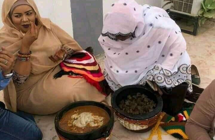 شاهد بالصورة.. بتواضع كبير نالت عليه الاشادة والتقدير.. الفنانة ندى القلعة تجلس على الأرض لتشارك البسطاء في أكل (الكجيك) 1 تواضع القلعة