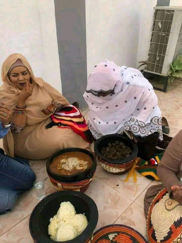 شاهد بالصورة.. بتواضع كبير نالت عليه الاشادة والتقدير.. الفنانة ندى القلعة تجلس على الأرض لتشارك البسطاء في أكل (الكجيك) 2 تواضع القلعة